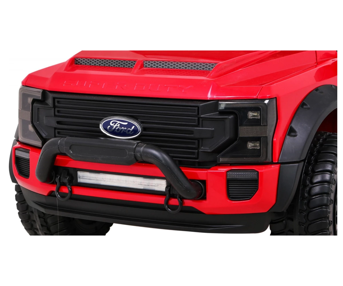 efektowny-grill-wraz-z-orginalnym-znaczkiem-ford
