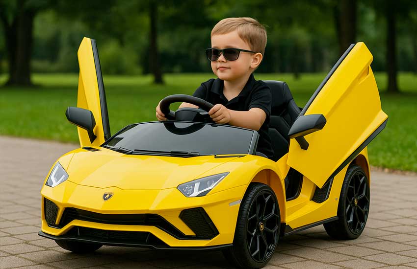 Dziecko w żółtym elektrycznym samochodziku Lamborghini na akumulator, model dla dzieci