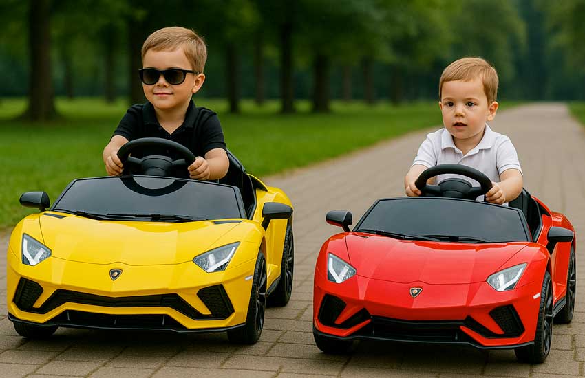 Dwoje dzieci ściga się w czerwonym i żółtym samochodziku Lamborghini na akumulator na alejce parkowej