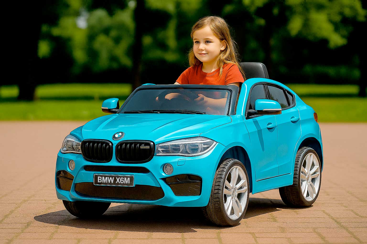 Dziewczynka 6 lat w niebieskim samochodziku BMW X6M na akumulator