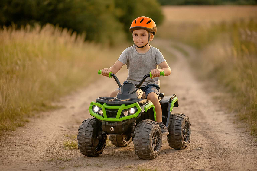 Chłopiec w kasku na polnej drodze na quadzie ATV