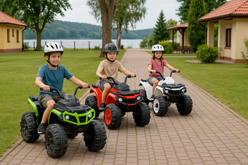 Troje dzieci na quadach atv w ośrodku wypoczynkowym nad jeziorem