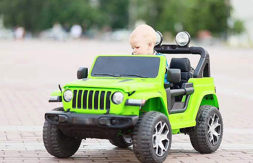 Samochodziki z pilotem – jak rodzice mogą bezpiecznie kontrolować zabawę dziecka zdalnie?