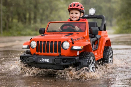 Czy można jeździć samochodzikiem podczas i po deszczu? Fakty, mity i ryzyko